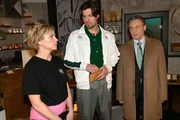 Yvonne (Gisa Zach) ist froh, als ihr Gerner (Wolfgang Bahro, r.) bei einem betrunkenen Gast zu Hilfe kommt. In der Mitte Andreas Vetter (Johannes Krimmel). Yvonne (Gisa Zach) ist froh, als ihr Gerner (Wolfgang Bahro, r.) bei einem betrunkenen Gast zu Hilfe kommt. In der Mitte Andreas Vetter (Johannes Krimmel).