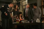 Gemeinsam recherchieren sie, wer Barneys Liebesgl&uuml;ck sabotiert: Barney (Neil Patrick Harris, 2.v.r.), Ted (Josh Radnor, r.), Marshall (Jason Segel, l.), Lily (Alyson Hannigan, M.) und Robin (Cobie Smulders, 2.v.l.) ...