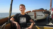 Eric Mayer wird bei einer Wattwanderung von der Flut überrascht. Während ihm das Wasser bereits bis zur Hüfte steht, kämpft er sich zurück durch die immer höher werdende Flut bis zum vor Anker liegenden Wattsegler. Eric Mayer wird bei einer Wattwanderung von der Flut überrascht. Während ihm das Wasser bereits bis zur Hüfte steht, kämpft er sich zurück durch die immer höher werdende Flut bis zum vor Anker liegenden Wattsegler.