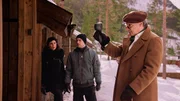 Schwartz sucht mit einer W&auml;rmebildkamera die H&uuml;tten ab.