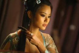 Um die Rettung seiner Geliebten Lady Silk (Jamie Chung) aus dem Pink Blossom finanzieren  zu k&ouml;nnen, l&auml;sst sich der Schmied darauf ein, gef&auml;hrliche Waffen herzustellen ...