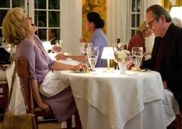 Bei einem romantischen Dinner scheinen Kay (Meryl Streep) und Arnold (Tommy Lee Jones) sich endlich wieder n&auml;her zu kommen.