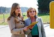 Theresa (Ines Lutz, l.) und Nicola (Kerstin G&auml;hte, r.) werfen gemeinsam den Umschlag an das Genlabor in den Briefkasten.