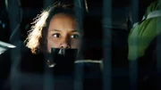Nora (Naomi Hasselberg Thorsrud) wird von den Kidnappern im Van weggebracht.