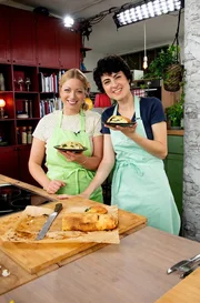 Fernsehk&ouml;chin Zora Klipp und Meisterkonditorin Theresa Knipschild.