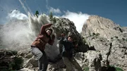 Sprung ins Nichts: Rebecca (Verena Altenberger) und Kim (Emma Drogunova) nach einer verheerenden Explosion. Sprung ins Nichts: Rebecca (Verena Altenberger) und Kim (Emma Drogunova) nach einer verheerenden Explosion.