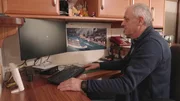 Herr R. am vor seinem PC. Herr R. am vor seinem PC.