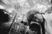 Selbstportr&auml;t Claudia Andujar bei den Yanomami.