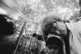 Selbstportr&auml;t Claudia Andujar bei den Yanomami.
