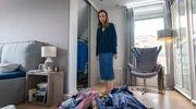 Aus lauter Wut: Jana (Petra Schmidt-Schaller) hat die Kleidung von ihrem Mann Christian auf den Boden geworfen. Aus lauter Wut: Jana (Petra Schmidt-Schaller) hat die Kleidung von ihrem Mann Christian auf den Boden geworfen.