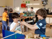 MDR Fernsehen IN ALLER FREUNDSCHAFT FOLGE 447, "Verratene Herzen", am Mittwoch (18.12.13) um 11:45 Uhr. W&auml;hrend die anderen Sch&uuml;ler der Klasse flei&szlig;ig an ihren Projekten bauen, sind Jonas (Anthony Petrifke, li.) und Bastian (Johann Lukas Sickert, re.) damit besch&auml;ftigt, allerlei Unsinn zu veranstalten.