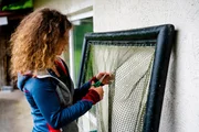 Lea Birnbaum bei der Arbeit auf dem Hof. Lea Birnbaum bei der Arbeit auf dem Hof.