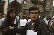 Enric Duran ist mit anderen Protestierenden im Jahr 2000 in Prag unterwegs, um ein Gipfeltreffen der Weltbank und des Internationalen W&auml;hrungsfonds aufzumischen.