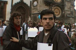 Enric Duran ist mit anderen Protestierenden im Jahr 2000 in Prag unterwegs, um ein Gipfeltreffen der Weltbank und des Internationalen W&auml;hrungsfonds aufzumischen.