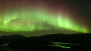 Das Bild zeigt die Aurora Borealis, allgemein bekannt als Nordlicht. Das Bild zeigt die Aurora Borealis, allgemein bekannt als Nordlicht.