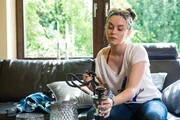 Vanessa (Olivia Müller-Elmau) macht es sich bei ihrer Tante gemütlich. Vanessa (Olivia Müller-Elmau) macht es sich bei ihrer Tante gemütlich.
