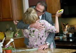 In einem v&ouml;llig unerwarteten Moment &uuml;berrascht Arnold (Tommy Lee Jones) seine Frau Kay (Meryl Streep) mit seiner brennenden Leidenschaft.