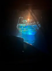 Das Fl&uuml;chtlingsboot vor Pylos kurz vor dem Untergang