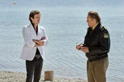 Polizeirat Girwidz (Michael Brandner, r.) spricht mit Fred Holzinger (Felix Hellmann) über die Durchsuchung seines Anwesens. Polizeirat Girwidz (Michael Brandner, r.) spricht mit Fred Holzinger (Felix Hellmann) über die Durchsuchung seines Anwesens.