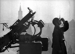 Die &bdquo;Schlacht um Moskau&ldquo; begann im Oktober vor 80 Jahren. Die Wehrmacht versuchte Moskau einzunehmen. Der Film erz&auml;hlt die Geschichte eines Schicksalsjahres &ndash; Moskau 1941, als das &Uuml;berleben der sowjetischen Hauptstadt auf Messers Schneide stand &ndash; als sich die Kriegsfront immer bedrohlicher n&auml;herte. - Luftabwehrposten.