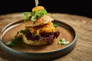 Hauptspeise: Burger vom schottischen Hochlandrind mit Aprikosen-Whiskey-Chutney.