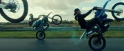 Die Biker f&uuml;hren auf der Motorradrennstrecke illegale Stunts aus.