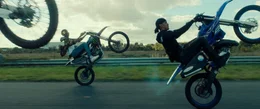 Die Biker f&uuml;hren auf der Motorradrennstrecke illegale Stunts aus.