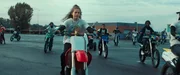 Julia (Julie Ledru) schlie&szlig;t sich der Motorradgang "Wings" an.