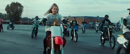 Julia (Julie Ledru) schlie&szlig;t sich der Motorradgang "Wings" an.