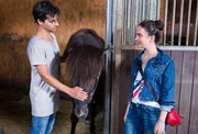 Vanessa (Olivia Müller-Elmau, r.) hat zwar nicht viel übrig für Pferde, dafür aber um so mehr für Jens Dausinger (Niklas Nißl, l.). Vanessa (Olivia Müller-Elmau, r.) hat zwar nicht viel übrig für Pferde, dafür aber um so mehr für Jens Dausinger (Niklas Nißl, l.).