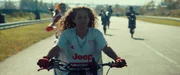 Julia (Julie Ledru) will auf der Motorradrennstrecke neue Tricks lernen.