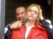 Dem geflohenen H&auml;ftling J&ouml;rg (R. Viktor Minich) ist es gelungen, mit Karin Thaler (Roswitha Meyer) als Geisel den Bus zu besteigen und zu fliehen.