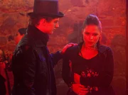 Jakob (Karsten Kühn) hat für Caro (Sandra S. Leonhard) Rotwein geholt. Plötzlich bekommt Caro Krämpfe. Als Jakob einen Arzt rufen will, spielt Caro ihre Schmerzen runter. Jakob (Karsten Kühn) hat für Caro (Sandra S. Leonhard) Rotwein geholt. Plötzlich bekommt Caro Krämpfe. Als Jakob einen Arzt rufen will, spielt Caro ihre Schmerzen runter.
