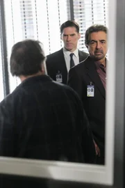 Ein neuer Fall besch&auml;ftigt Rossi (Joe Mantegna, r.) und Hotch (Thomas Gibson, l.). Doch was hat Bruce Morrison (Ken Olin, l.) damit zu tun?