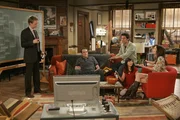 Barney (Neil Patrick Harris, l.) will herausfinden, wer die R&auml;cherin ist, die ihm sein Liebesgl&uuml;ck vermiest. Dazu ben&ouml;tigt er die Hilfe von seinen Freunden: Ted (Josh Radnor, M.), Marshall (Jason Segel, 2.v.l.), Lily (Alyson Hannigan, 2.v.r.) und Robin (Cobie Smulders, r.) ...