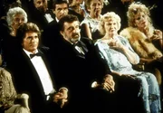 Phoebe Hall zu Ehren wird eine gro&szlig;e Gala gegeben. Jonathan (Michael Landon, l.) und Mark (Victor French, 2.v.l.) sitzen dabei in der ersten Reihe.