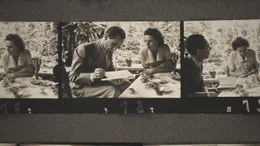 Joseph Goebbels (Reichsminister f&uuml;r Volksaufkl&auml;rung) zu Besuch bei Leni Riefenstahl in ihrer Villa in Berlin-Dahlem (1937). Kontaktbogen aus dem Bestand von Heinrich Hoffmann, National Archive).