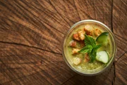 Vorspeise: Kalte Gurkensuppe mit Minze und Paprikacroutons.