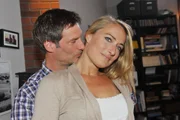 Alexander (Clemens L&ouml;hr) genie&szlig;t die Heimlichtuerei um seine Aff&auml;re mit Maren (Eva Mona Rodekirchen) in vollen Z&uuml;gen und beide achten darauf, nicht erwischt zu werden.