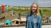 Nina beim Besuch der Vogelauffangstation mit einem geretteten Papagei. Nina beim Besuch der Vogelauffangstation mit einem geretteten Papagei.