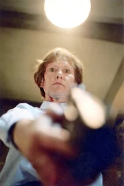 Jutta (Claudia Loerding) kann den Spiess umdrehen und richtet die Waffe nun auf Hermann - die "Rote Mamba"... Jutta (Claudia Loerding) kann den Spiess umdrehen und richtet die Waffe nun auf Hermann - die "Rote Mamba"...