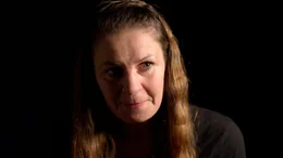 Svenja Beck hatte lange gebraucht, die Kraft zu finden, sich von ihrem gewaltt&auml;gigen Partner zu trennen. Geblieben sind Narben und Erinnerungen an die traumatisierende Brutalit&auml;t bis hin zu den beiden Femizid-Versuchen. Daraus hat sie den festen Willen entwickelt, dieses Martyrium &ouml;ffentlich zu machen und aufzuzeigen, wie es zu dem psychischen Druck und den Gewaltexzessen kommt.