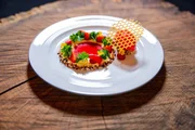 Nachspeise: Erdbeer-Dreierlei mit Honighippe und weißer Mousse. Nachspeise: Erdbeer-Dreierlei mit Honighippe und weißer Mousse.