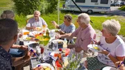 Campinggenuss ganz einfach. Siggi und Christine lieben den Blick aufs Karwendelgebirge. Campinggenuss ganz einfach. Siggi und Christine lieben den Blick aufs Karwendelgebirge.
