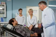 Mark Weidenberg (Marlon Kittel, liegend) hat nach einer Gefängnisstrafe gerade einen neuen Job gefunden und wird nun mit Schmerzen in die Sachsenklinik eingeliefert. Dr. Kathrin Globisch (Andrea Kathrin Loewig, mi.) stellt im Beisein von Dr. Roland Heilmann (Thomas Rühmann, re.) und Pfleger Kris Haas (Jascha Rust, li.) einen beidseitigen Leistenbruch fest. Mark ist körperlich fit und Kathrin plädiert für einen offenen Eingriff, allerdings würde Mark so zwei bis drei Monate ausfallen. In Absprache mit Roland und mit Rücksicht auf Marks derzeitige Situation entscheidet sich Kathrin also für einen minimalinvasiven Eingriff. So würde sich die Behandlungszeit erheblich verkürzen. Mark Weidenberg (Marlon Kittel, liegend) hat nach einer Gefängnisstrafe gerade einen neuen Job gefunden und wird nun mit Schmerzen in die Sachsenklinik eingeliefert. Dr. Kathrin Globisch (Andrea Kathrin Loewig, mi.) stellt im Beisein von Dr. Roland Heilmann (Thomas Rühmann, re.) und Pfleger Kris Haas (Jascha Rust, li.) einen beidseitigen Leistenbruch fest. Mark ist körperlich fit und Kathrin plädiert für einen offenen Eingriff, allerdings würde Mark so zwei bis drei Monate ausfallen. In Absprache mit Roland und mit Rücksicht auf Marks derzeitige Situation entscheidet sich Kathrin also für einen minimalinvasiven Eingriff. So würde sich die Behandlungszeit erheblich verkürzen.