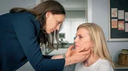 Ärztin Jana Hansen (Petra Schmidt-Schaller, li.) hört Mette Andresen (Anna Loos, re.) ab. Ärztin Jana Hansen (Petra Schmidt-Schaller, li.) hört Mette Andresen (Anna Loos, re.) ab.
