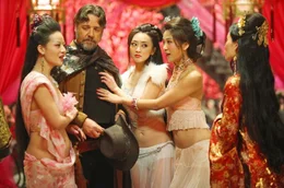 Als sich die Nachricht einer gr&ouml;&szlig;eren Lieferung Gold verbreitet, taucht pl&ouml;tzlich Jack Knife (Russell Crowe, 2. v.l.) in Madame Blossoms (Lucy Liu, r.) Etablissement in Jungle Village auf ...