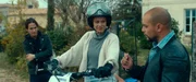 Mithilfe eines Tricks klaut Julia (Julie Ledru) ein Motorrad.