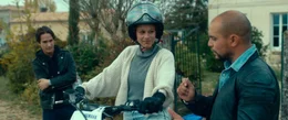 Mithilfe eines Tricks klaut Julia (Julie Ledru) ein Motorrad.