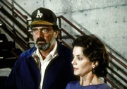 Gail (Judith Chapman, r.) schreibt ein Enth&uuml;llungsbuch &uuml;ber ihre Mutter. Mark (Victor French, l.) bietet sich zum Schein an, ihr dabei zu helfen.